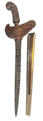 Auktion 375<br>indonesischer Kris-Dolch (Keris) mit einer geraden Klinge mit Pamor-Muster, (Metall mehrschichtig) einem geschnitzten Holzgriff und einer tw.  mit Metall verkleideten Scheide, [1]