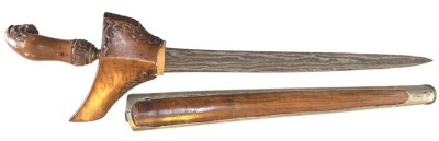 Auktion 375<br>indonesischer Kris, Java um 1900, Holzgriff beschnitzt, Metallscheide, L-50 cm [1]