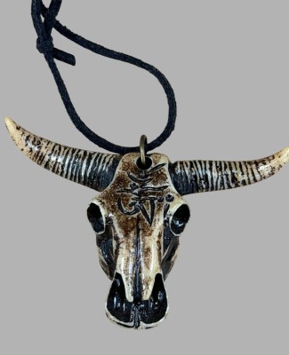 Auktion 375<br>Stoffband mit Stierkopf-Schädel, wohl Knochen, 8x5 cm [1]