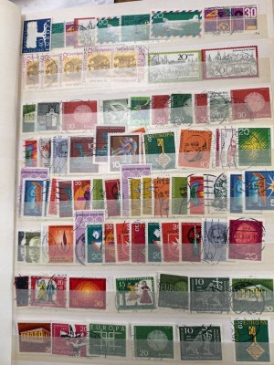 Auktion 375<br>Briefmarkenalbum, hpts. BRD Doubletten, aber auch Canada und UK, ca. zur Hälfte gefüllt [1]
