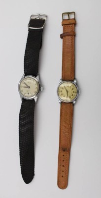 Auktion 376<br>2x Vintage -Armbanduhren, wohl 30/40er Jahre, Militär?, 1x Kienzle, Werke laufen, Alters-u. Tragespuren, ca. D-3cm [1]