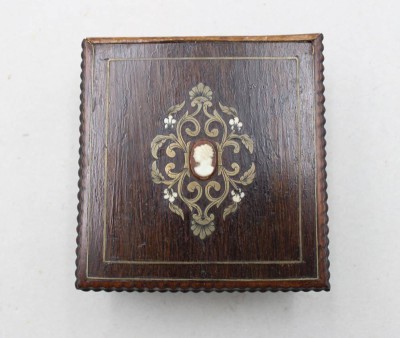 Auktion 376<br>antike Taschenuhrbox, 19. Jhd., Deckel mit Cameé und Einlagen, ohne  Schlüssel, ca. H-3,5cm, B-8,7cm [1]