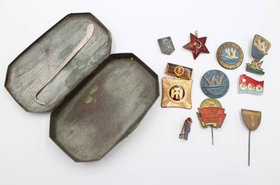 Auktion 376<br>kl. Sammlung historischer Anstecknadeln, Medaillen und Abzeichen, UdSSR und DDR [1]
