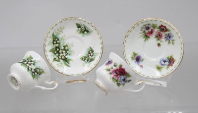Auktion 376<br>Miniatur-Sammeltassen, Serie „Flower of the Month“, Royal Albert, März, Mai, Tassen H-4,3cm [1]