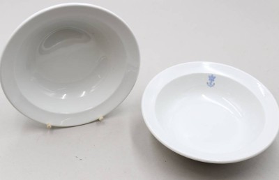 Auktion 376<br>Paar Schalen, Royal Copenhagen, Weißporzellan, Anker-Wappen ?, ca. H-6,8cm D-24,5cm [1]