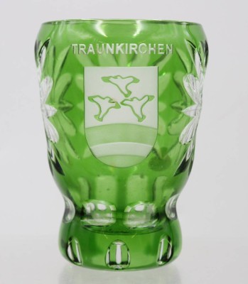 Auktion 376<br>Fussbecher, Traunkirchen, Österreich, grün Überfangen, ca. H-13,5cm [1]