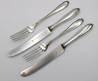 Auktion 376<br>4 tlg. Besteckset, 800er Silber, 2 Gabeln und 2 Messer, Gabeln, zus. ca. 130gr., Messer L-25,7cm [1]