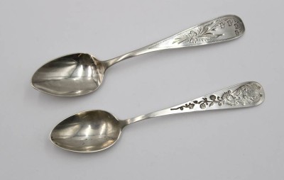Auktion 376<br>2x 800er Silber-Teelöffel, je verso Punktgravur und Datierungen, zieseliert, zus. 16,8gr., L-12,5cm [1]