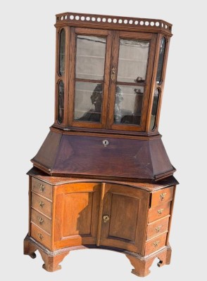 Auktion 376<br>Barock-Tabernakel-Sekretär m. Vitrinenaufsatz um 1750, Innen und seitlich Schubladen, wohl Eiche, Alters- und Gebrauchsspuren, 2 teilig, Unterteil seitl. Eisengriffe(Farben wg. Sonneneinfall verfälscht!) [1]