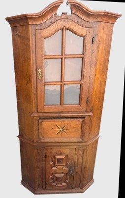 Auktion 376<br>Barocker Echschrank, Schublade mit intarsierter Windrose, H-ca. 170 cm, B-ca. 80 cm, gr. Kugelfüsse lose anbei, in gutem Zustand, mit Geheimfach unter Schublade [1]
