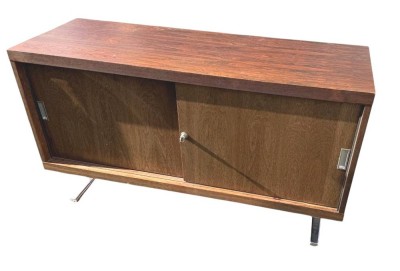 Auktion 376<br>Vintage-Sideboard aus den 1960er Jahren mit Holzfurnier, Schiebetüren und Metallbeinen, H-70 cm, 120x47 cm, Gebrauchsspuren [1]