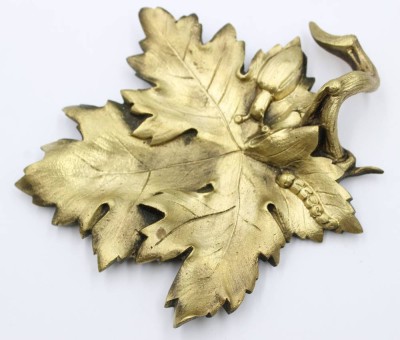Auktion 376<br>Blattschale im Weinblatt-Design, wohl Messing, ca. 11,7 x  13,6cm [1]