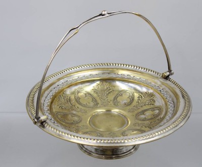 Auktion 376<br>Tafelaufsatz um 1900, Messing versilbert, berieben, ca. H-9,5cm D-24,5cm [1]