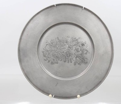Auktion 376<br>Zinnplatte, florales Muster, Engelsmarke, ca. D-30cm [1]