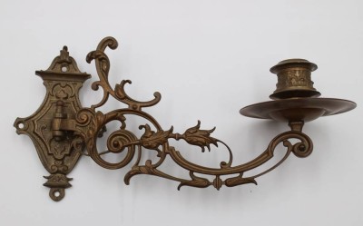 Auktion 376<br>Klavierleuchter um 1900, wohl Messing bronziert, L-25cm H-13,5cm [1]