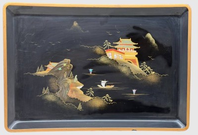 Auktion 376<br>gr. japan. Lacktablett mit Tempelmotiv, Perlmutt-Einlagen, 39x27 cm [1]