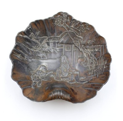 Auktion 376<br>reliefierte Schale, Japan, wohl um 1900, Kupfer. ca. H-2,5cm D-10,2cm [1]
