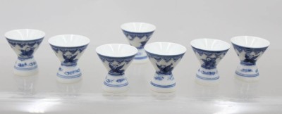 Auktion 376<br>7x  japanische Porzellan-Sakebecher, 1x Altriss 1x Restauration, ca. H-4,8cm [1]