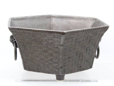 Auktion 376<br>gr. Übertopf, Bronze, älter, wohl China, ca. H-16,5cm D-34cm, ca. 7 Kg [1]