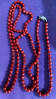 Auktion 376<br>lange Korallen-Kette mit Magnetschliesse, L-100 cm, Perlen D-0,4 cm [1]