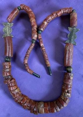 Auktion 376<br>Tribal Bauxit Steinkette, wohl Ghana, L-80 cm, ca. 190 gr, Tragespuren [1]