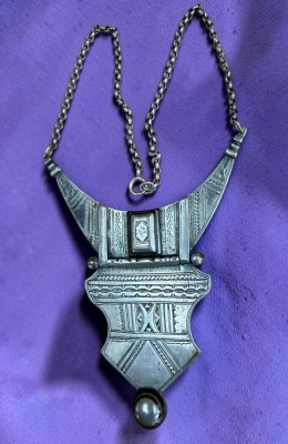 Auktion 376<br>Kette, Tuareg, Weißmetall ,  Collier mit beweglicher Abhängung und typischem gravierten Tuareg-Dekor, rückseitig gemarkt, L-43 cm [1]