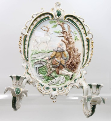 Auktion 376<br>dekorativer zweiflammiger Wandleuchter aus Porzellan, ungemarkt, Jagdszene, ca. 42 x 36cm [1]