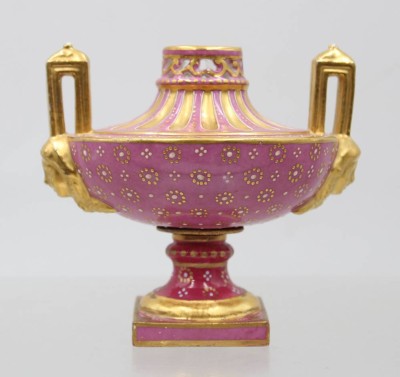 Auktion 376<br>kl. Prunkvase, Sevres, rosa mit Goldzier, diese minimal berieben, um 1900, ca. H-10,5cm [1]