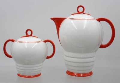 Auktion 376<br>Art-Déco Kaffeekanne und Zuckerdose, Czechoslovakia, je am Stand mit Chip, Kanne H-21cm Dose H-14cm [1]
