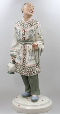 Auktion 376<br>Chinese mit Laterne, Royal Dux, Tschechien, bemalt, leider am kl. Finger gebrochen, ca. H-51cm [1]