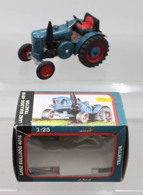 Auktion 376<br>Blechspielzeugmodell, Traktor Lanz Bulldog,  4016 ,  1:25,  Kovap, orig. Karton [1]