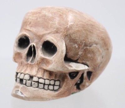 Auktion 376<br>Briefbeschwerer in Form eine Totenkopfes, wohl Stuck, div. Abplatzer, ca. H-8cm L-11,5cm [1]