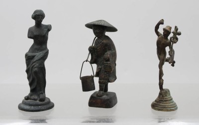 Auktion 376<br>3x div. kl. Figuren, wohl alle Bronze, Altersspuren, ca. H-12cm [1]