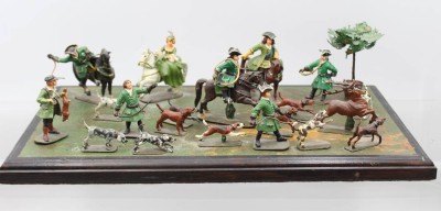 Auktion 376<br>Zinnfiguren auf Platte, bemalt, höfische Jagdszene, Platte ca. 24,5 x 42,5cm [1]