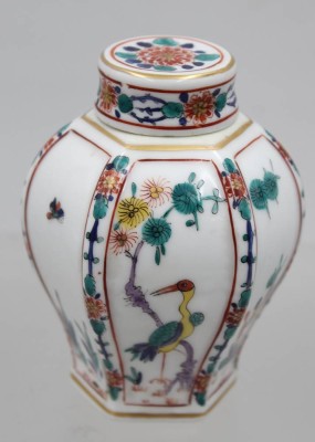 Auktion 376<br>Teedose, China, feine Bemalung, gemarkt, ca. H-11cm [1]