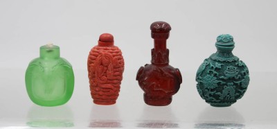 Auktion 376<br>4x div. Snuffbottles, China, 3x Kunstmasse/Harz 1x Glas diese ohne Deckel, ca. H-6 bis 8,5cm [1]