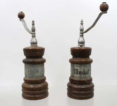 Auktion 376<br>Paar dekorative Gewürzmühlen, neuzeitl., Gebrauchsspuren, ca. H-23cm [1]