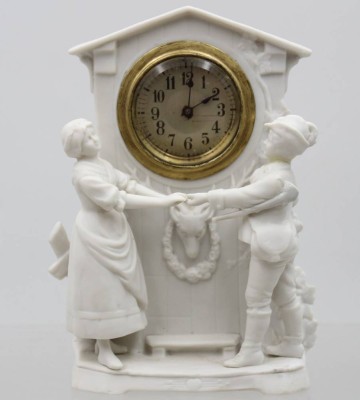 Auktion 376<br>Tischuhr aus Biskuitporzellan, Werk steht, 1x bei Figur Kopf geklebt,  ca. H-17,5cm B-12,5cm [1]