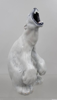 Auktion 376<br>brüllender Eisbär, Royal Copenhagen, Entw. Carl Frederik Liisberg, Modellnr. 502, leider geklebt, ca. H-32cm [1]