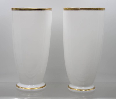 Auktion 376<br>Paar Milchglas-Vasen, wohl um 1900, Frankreich, Goldzier, 1x stark berieben, je H-29,5cm [1]