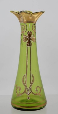 Auktion 376<br>Vase um 1900, grünes Glas mit Emaillemalerei,  ca. H-23cm [1]