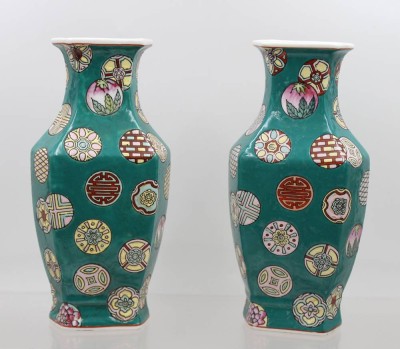 Auktion 376<br>Paar chinesische Porzellanvasen, türkisgrüner Fond, kaiserliche Symbole, gemarkt, je ca. H-26,5cm [1]