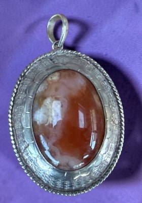 Auktion 376<br>gr. versilberter  Anhänger mit  braunen Stein, H-6,5 cm [1]