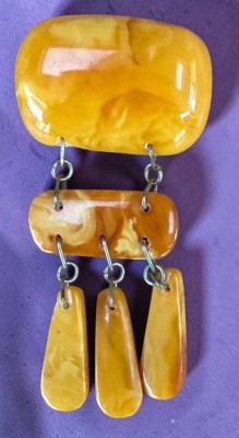 Auktion 376<br>Brosche aus gelben Bernstein, H-7 cm, B-3,5 cm, 11,53 gr [1]