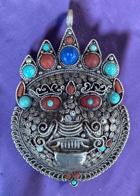 Auktion 376<br>grosser Mahakala Anhänger, wohl Tibet/Indien, versilbert, mit Koralle, Türkis, Lapislazuli etc., H-8 cm, B-5 cm [1]