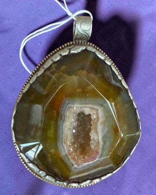 Auktion 376<br>grosser Achat-Anhänger, mittig mit Druse/Geode, silberfarbene Fassung, 7x5 cm, 82,5 gr., T-2,5 cm [1]