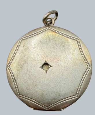 Auktion 376<br>Fotobrosche, Silber geprüft, Mittelstein/Perle? fehlt, innen Foto eines jungen SoldatenD-2,8 cm, 1,33 gr. [1]