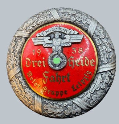 Auktion 376<br>Leipzig 1938, NSKK Motor Gruppe Leipzig, Drei Heide Fahrt, Herst.Wilhelm Helbing, Leipzig W33, D-8,3 cm, sehr gute, sammelwürdige Erhaltung [1]