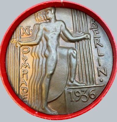 Auktion 376<br>Teilnehmer Bronze Medaille Olympische Spiele 1936 Berlin von  Otto Placzek, in orig. runder Pappschachtel, diese etwas beschädigt, Medaille sehr gut erhalten,  sammelwürdig, D-ca. 7,5 cm [1]