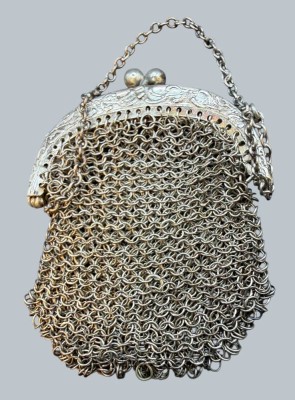 Auktion 376<br>kl. Silber-Ketten-Börse, geprüft, ca. 5,5x4 cm, 20 gr, sehr gute Erhaltung [1]